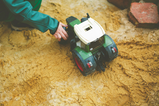Wie reinige und pflege meinen Sandkasten im Garten – KletterKinder Ratgeber