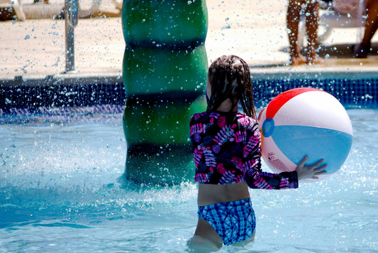 Keine Langeweile mit den Wasserspielen im Pool – Ratgeber KletterKinder