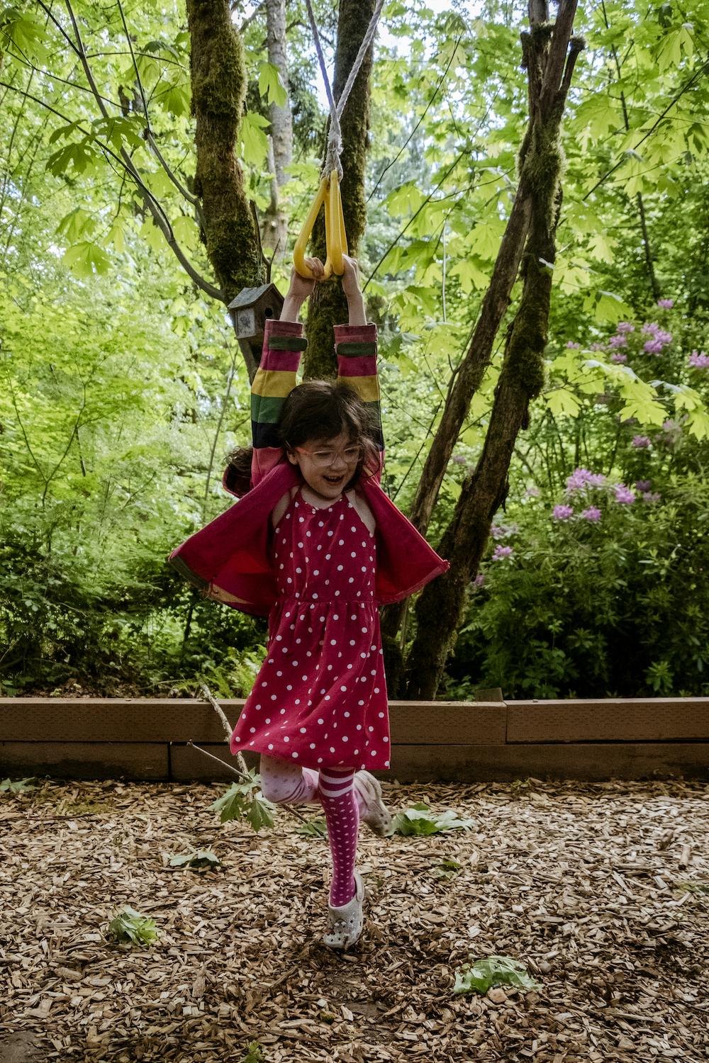 Warum ein Spielturm im Garten die motorische Entwicklung deines Kindes fördert