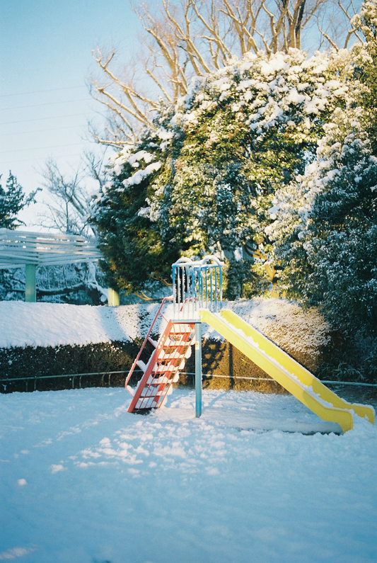 Spielgeräte im Winter